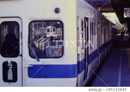 小田急2600形2671号車の窓に映る9000形、成城学園前にて、1980年10月26日 105133695