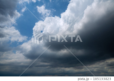 日本の横浜都市景観 ゲリラ豪雨…横浜でも天気急変。空は真っ黒に…暗雲は都心方向に流れた…=7月20日 日本の横浜都市景観 ゲリラ豪雨…横浜でも天気急変。空は真っ黒に…暗雲は都心方向に流れた…=7月20日 105133823