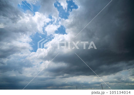 日本の横浜都市景観 ゲリラ豪雨…横浜でも天気急変。空は真っ黒に…暗雲は都心方向に流れた…＝7月20日 105134014