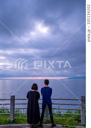 道の駅ルート229元和台 夕陽 穴澗岬 カップル 道の駅ルート229元和台 夕陽 穴澗岬 カップル 105134202