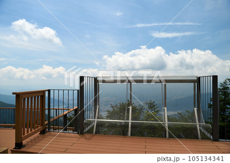 河口湖と富士山を望む新道峠 105134341