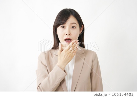 驚くミドルエイジのビジネスウーマン　白背景 105134403