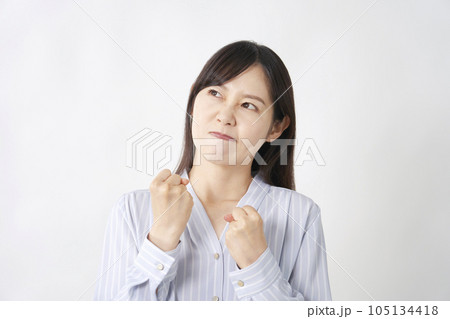 怒るミドルエイジの女性　白背景 105134418