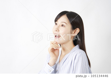 想像するミドルエイジの女性 白背景 想像するミドルエイジの女性 白背景 105134446