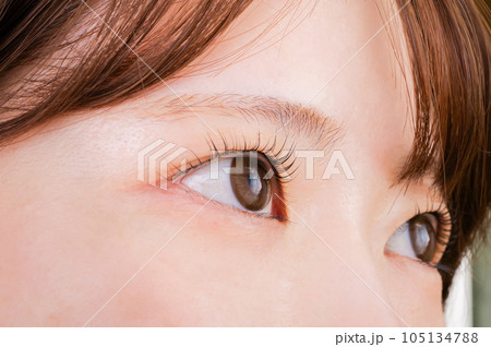 若い女性の目元のアップ 若い女性の目元のアップ 105134788