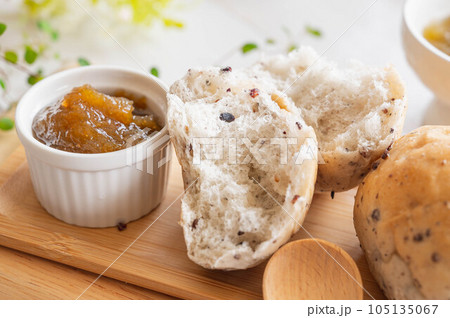 雑穀パンとルバーブジャム 105135067