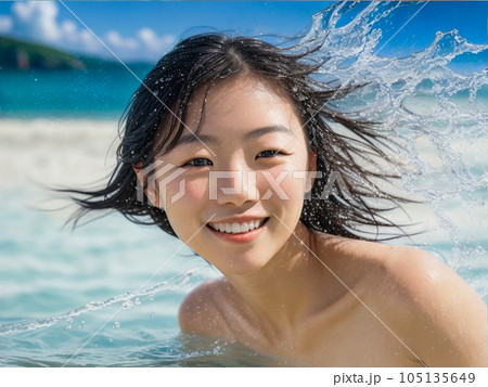 海で遊ぶ若い女性 105135649