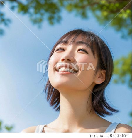 公園でリラックスする女性 公園でリラックスする女性 105135650