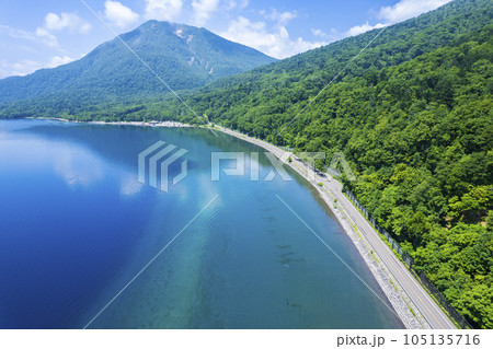 夏の支笏湖を空撮（ドライブイメージ） 105135716