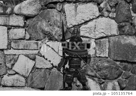 渉成園高石垣と鎧武者 105135764