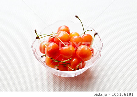 さくらんぼ　フルーツ　佐藤錦　ガラスの器に入ったさくらんぼ 105136191