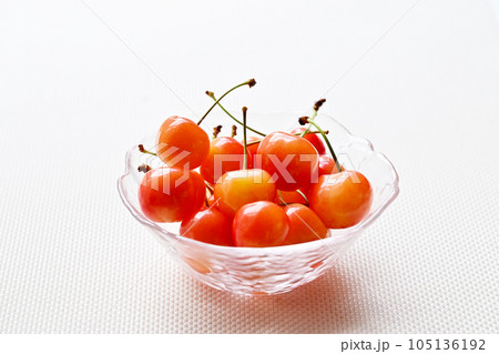 さくらんぼ　フルーツ　佐藤錦　ガラスの器に入ったさくらんぼ 105136192
