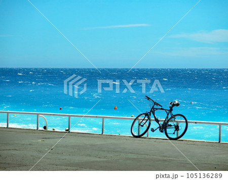 南フランスの夏を彩る青い海, ニース, コート・ダジュール, フランス 105136289