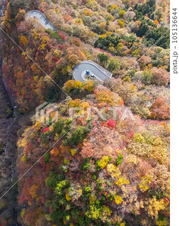 空撮「栃木県」紅葉した日光の山々の風景 空撮「栃木県」紅葉した日光の山々の風景 105136644