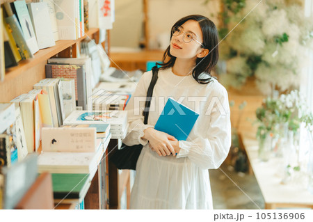 書店で本を探す若い女性 105136906