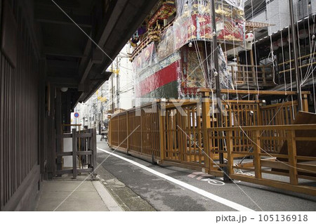 祇園祭の風景　船鉾と京町家 105136918