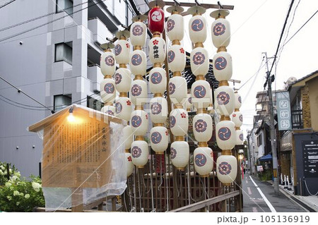 祇園祭の風景　錦小路通の雰囲気と霰天神山 105136919
