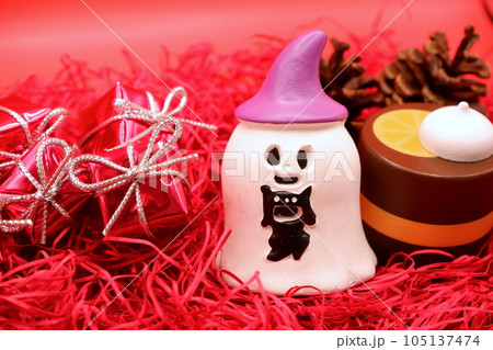 ハロウィンのゴーストとプレゼント ハロウィンのゴーストとプレゼント 105137474