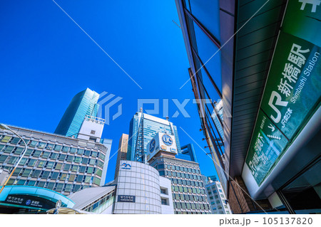 日本の東京都市景観 7月・猛烈な暑さが続く都内…ゆりかもめ新橋駅などを望む＝7月17日 105137820