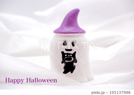ハロウィンのお化けの白いイメージ ハロウィンのお化けの白いイメージ 105137996