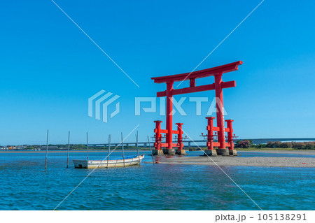 浜名湖の風景　船で近くに行ける　浜名湖　弁天島のシンボルの赤鳥居　【浜松市】　 105138291