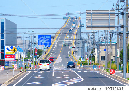島根県側から眺める江島大橋の登坂路と自動車の往来 105138354