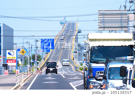 島根県側から眺める江島大橋の登坂路と自動車の往来 105138357