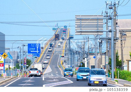 島根県側から眺める江島大橋の登坂路と自動車の往来 島根県側から眺める江島大橋の登坂路と自動車の往来 105138359