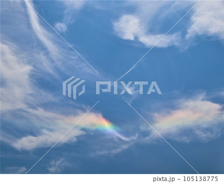 空に浮かぶ虹色の雲　彩雲 105138775