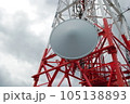 赤と白の鉄塔にあるテレビアンテナ（テレビ送信所） 105138893