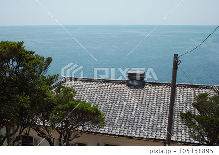 高台から見える瓦屋根と水平線 105138895