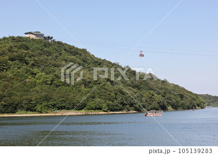 かんざんじ日本唯一の湖上のロープウェイ かんざんじ日本唯一の湖上のロープウェイ 105139283