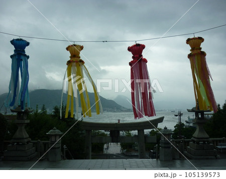 亀山八幡宮の吹き流しと関門の風景 亀山八幡宮の吹き流しと関門の風景 105139573