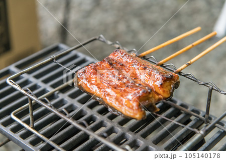 【オートキャンプ場でソロキャンプ　熾火でウナギのかば焼きを焼く】 105140178