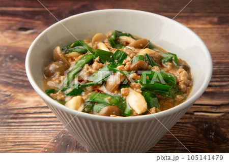 ニラの肉味噌あんかけ丼 105141479