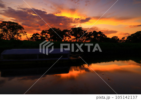 夕焼けに染まる北上川 夕焼けに染まる北上川 105142137