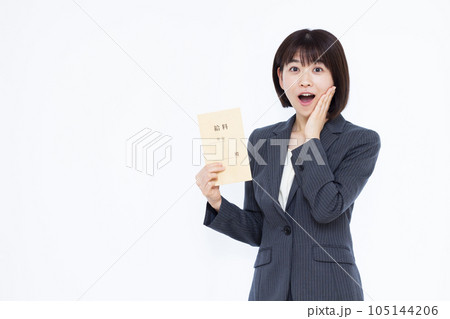 白い背景の前で給料袋を持ちびっくりしている30代の働く女性 白い背景の前で給料袋を持ちびっくりしている30代の働く女性 105144206