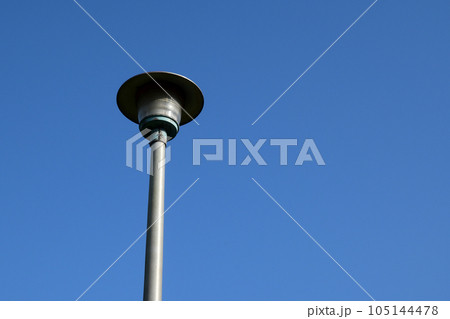 青空と街路灯 青空と街路灯 105144478