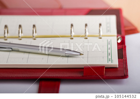 システム手帳で予定を管理するイメージ 105144532