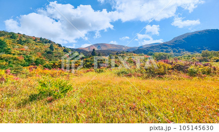 秋の栗駒山登山（産沼コース）：名残ヶ原から栗駒山を望む 105145630