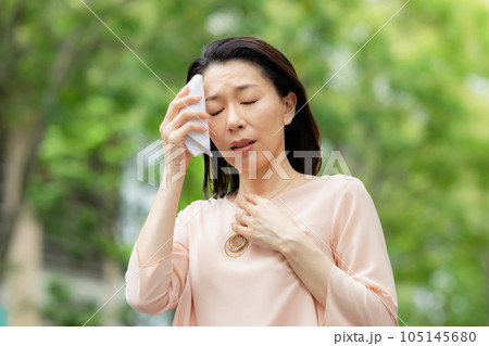 女性　更年期障害　熱中症　体調不良 105145680