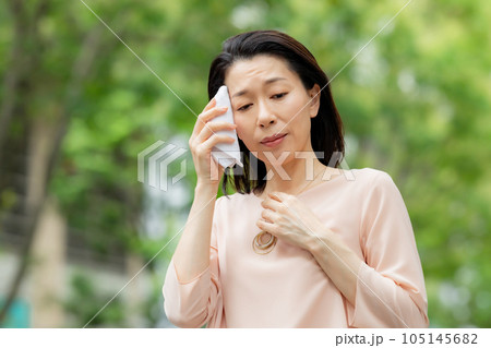 女性　更年期障害　熱中症　体調不良 105145682