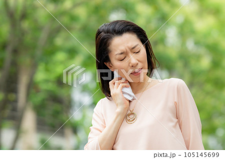 女性　更年期障害　熱中症　体調不良 105145699