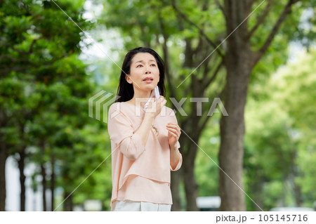 女性　更年期障害　熱中症　体調不良 105145716
