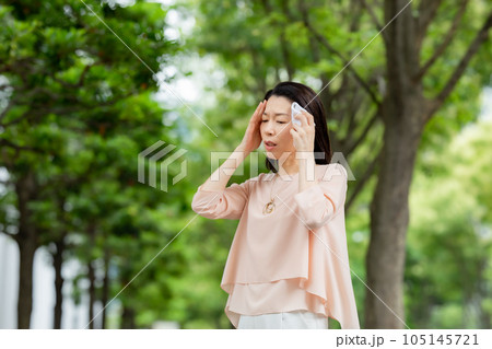 女性　更年期障害　熱中症　体調不良 105145721
