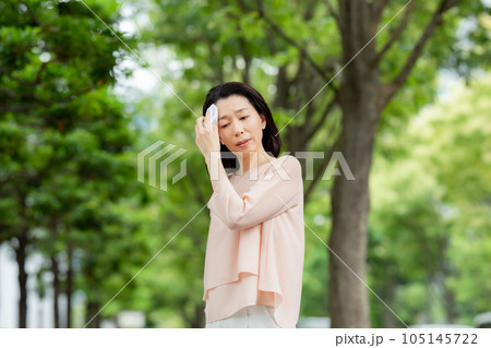 女性　更年期障害　熱中症　体調不良 105145722