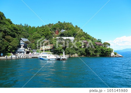 連絡船から望む琵琶湖の竹生島:宝厳寺と都久夫須麻神社 連絡船から望む琵琶湖の竹生島:宝厳寺と都久夫須麻神社 105145980