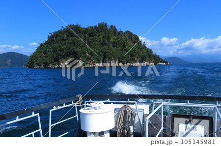連絡船の船尾から、遠ざかる琵琶湖の竹生島 105145981