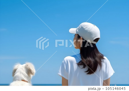 Tシャツを着た女性と愛犬の後ろ姿2　AI生成画像 105146045