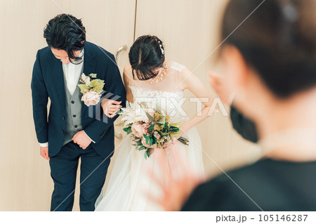 結婚式・披露宴で入場・退場する新郎新婦 結婚式・披露宴で入場・退場する新郎新婦 105146287